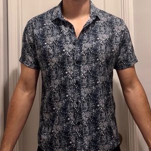 Vince Camuto short sleeve button down shirt / Blue / Large